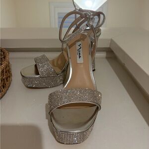 Nina Angella Silver Platform Heel

4.38” heel, Size 7.5